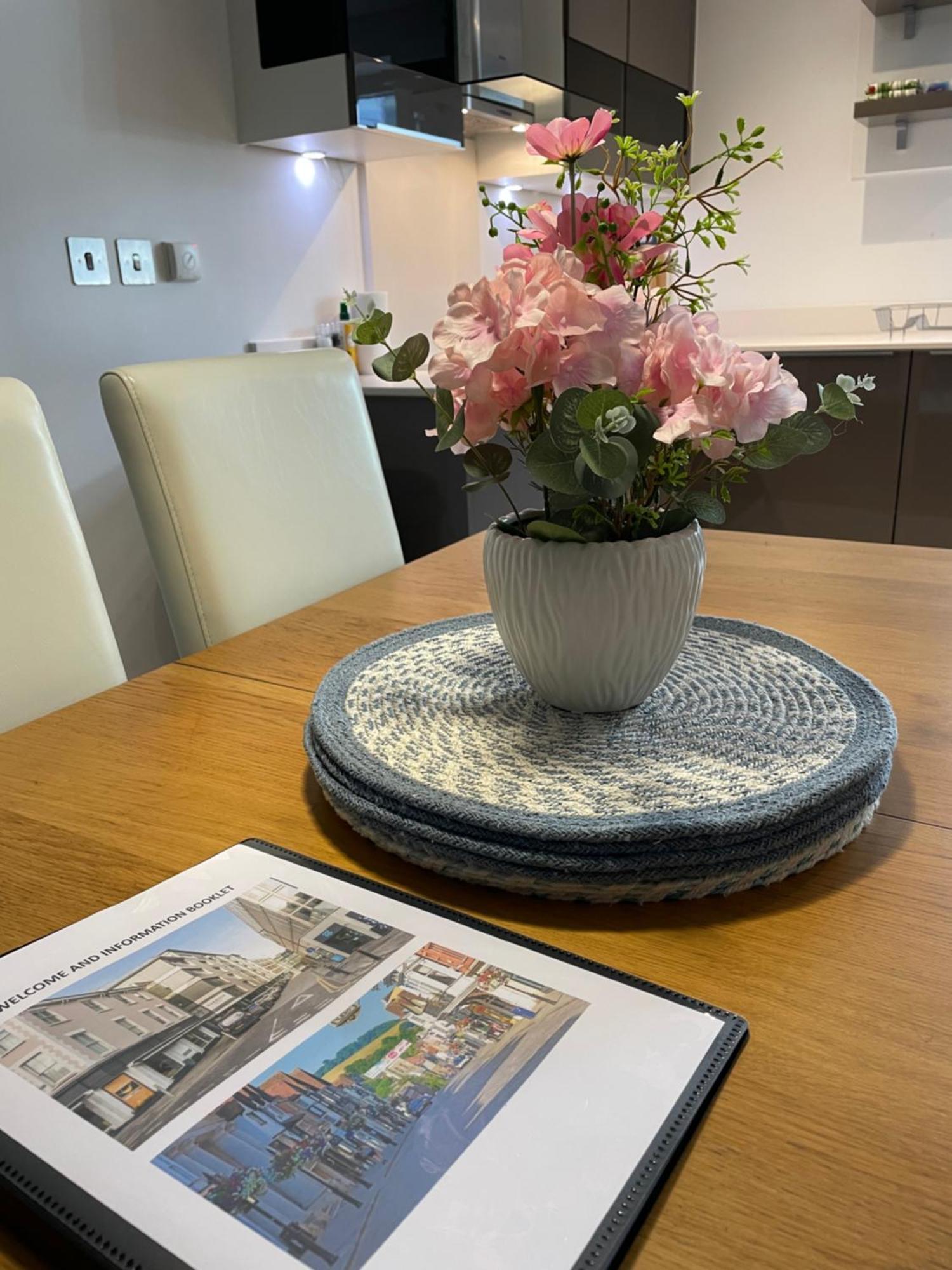 2 Bed, 2 Bath Apartment In Guildford Town Centre With Parking! Exterior foto